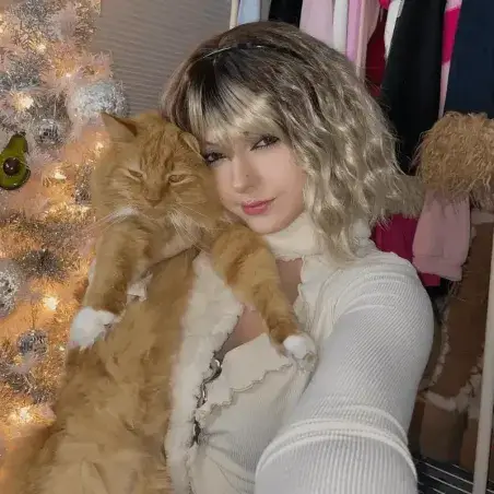 Vanilla Latte Blonde Wavy Bob Wig | Synthetic with Bangs - Appearanz