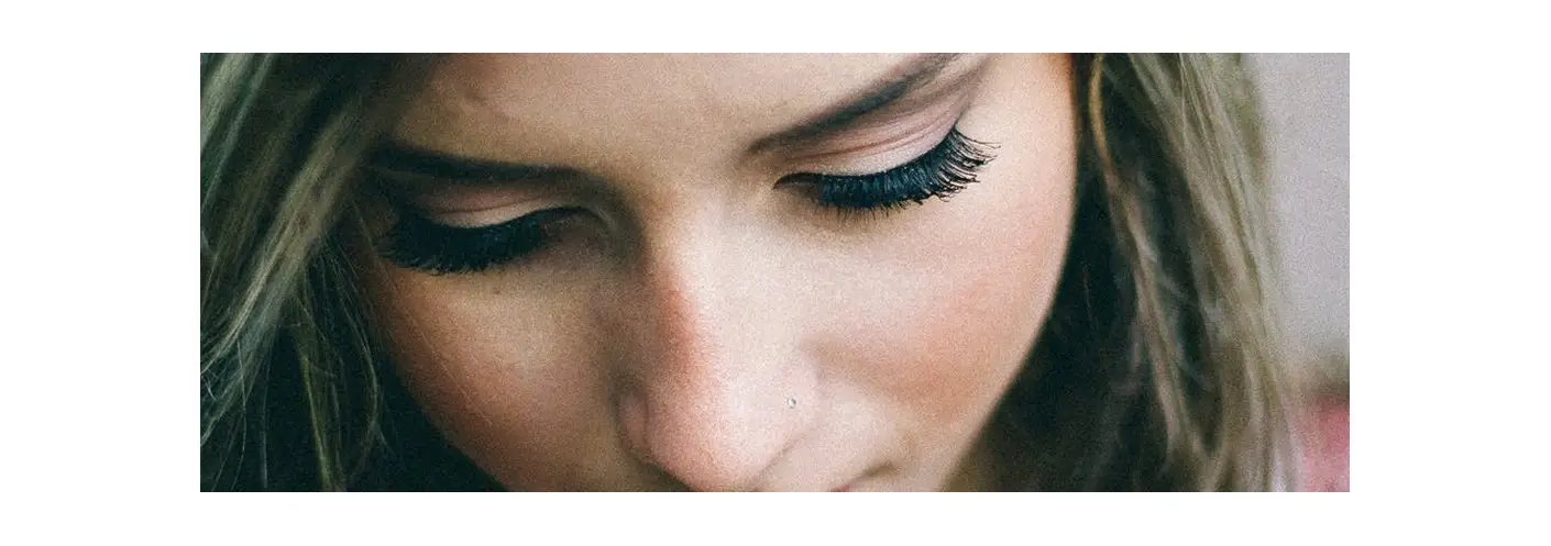 Fake Eyelashes or Eyelash Extensions? Which to Choose? Fake Eyelashes or Eyelash Extensions? Which to Choose?